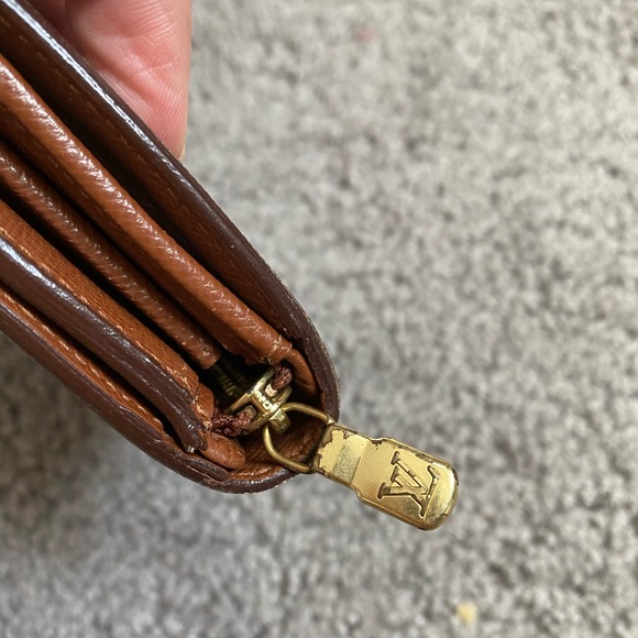 LV Wallet - Picture 9 of 16